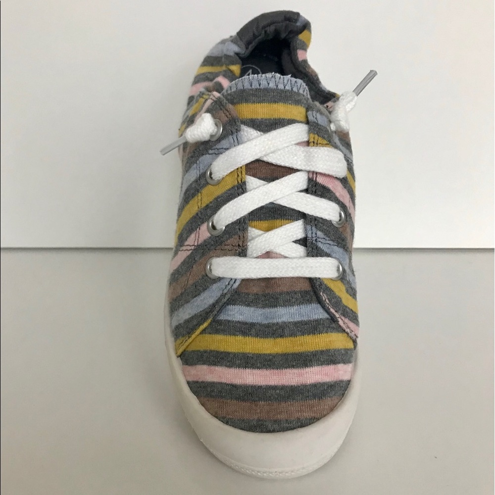 NWT Mad Love Girls Slip On Canvas Sneakers - Picture 4 of 7